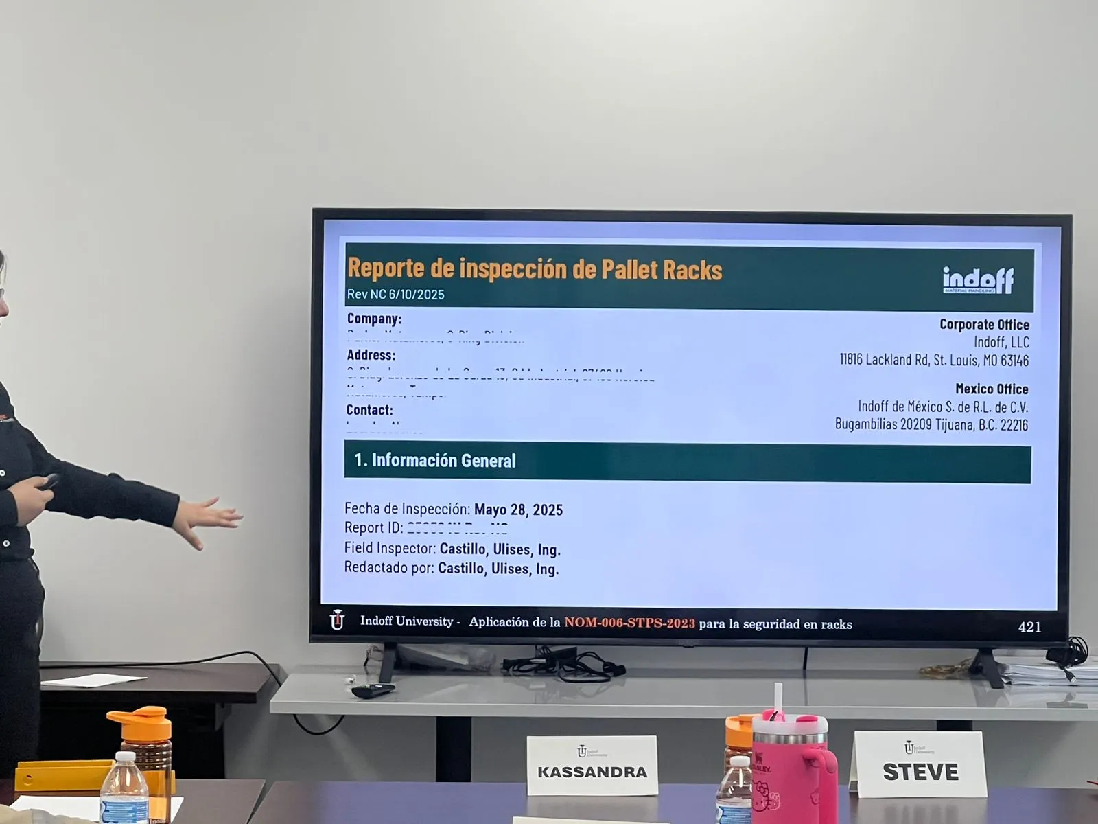 Participantes durante la capacitación en seguridad de racks